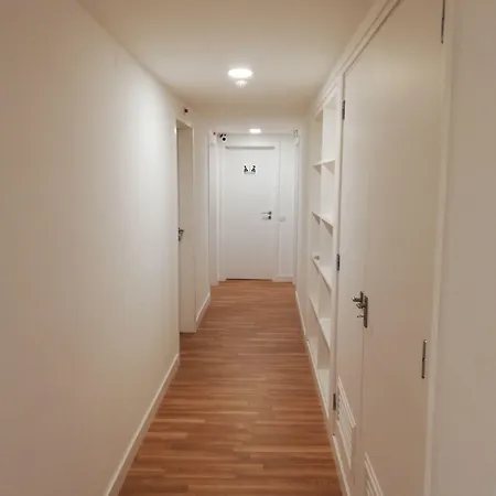 Republica 83 - Campo Pequeno Гостевой дом