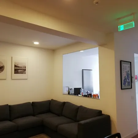 Republica 83 - Campo Pequeno בית הארחה