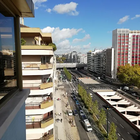 Republica 83 - Campo Pequeno בית הארחה