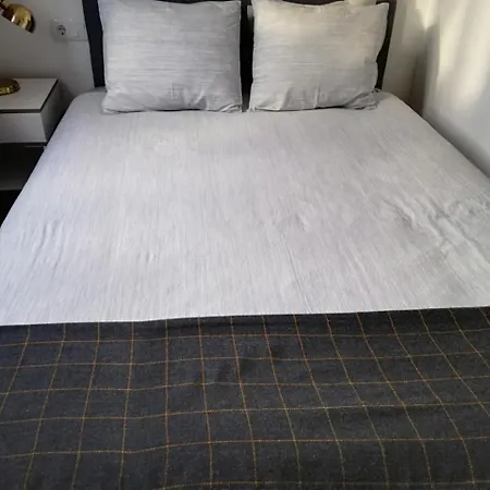 Republica 83 - Campo Pequeno בית הארחה 3*